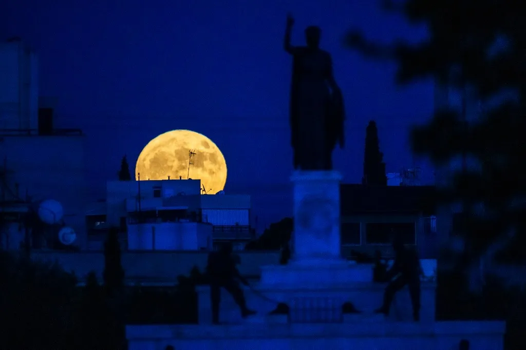 Uma superlua de esturjão nasce atrás do Monumento da Liberdade em Nicósia