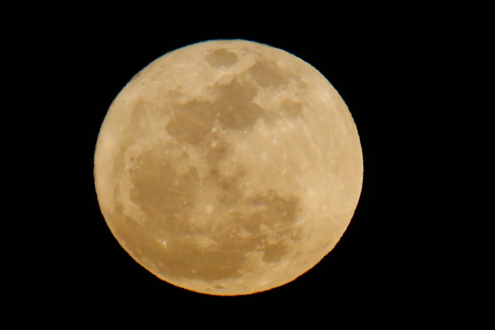 Essa superlua ocorre quando o satélite natural da Terra está na direção oposta do sol