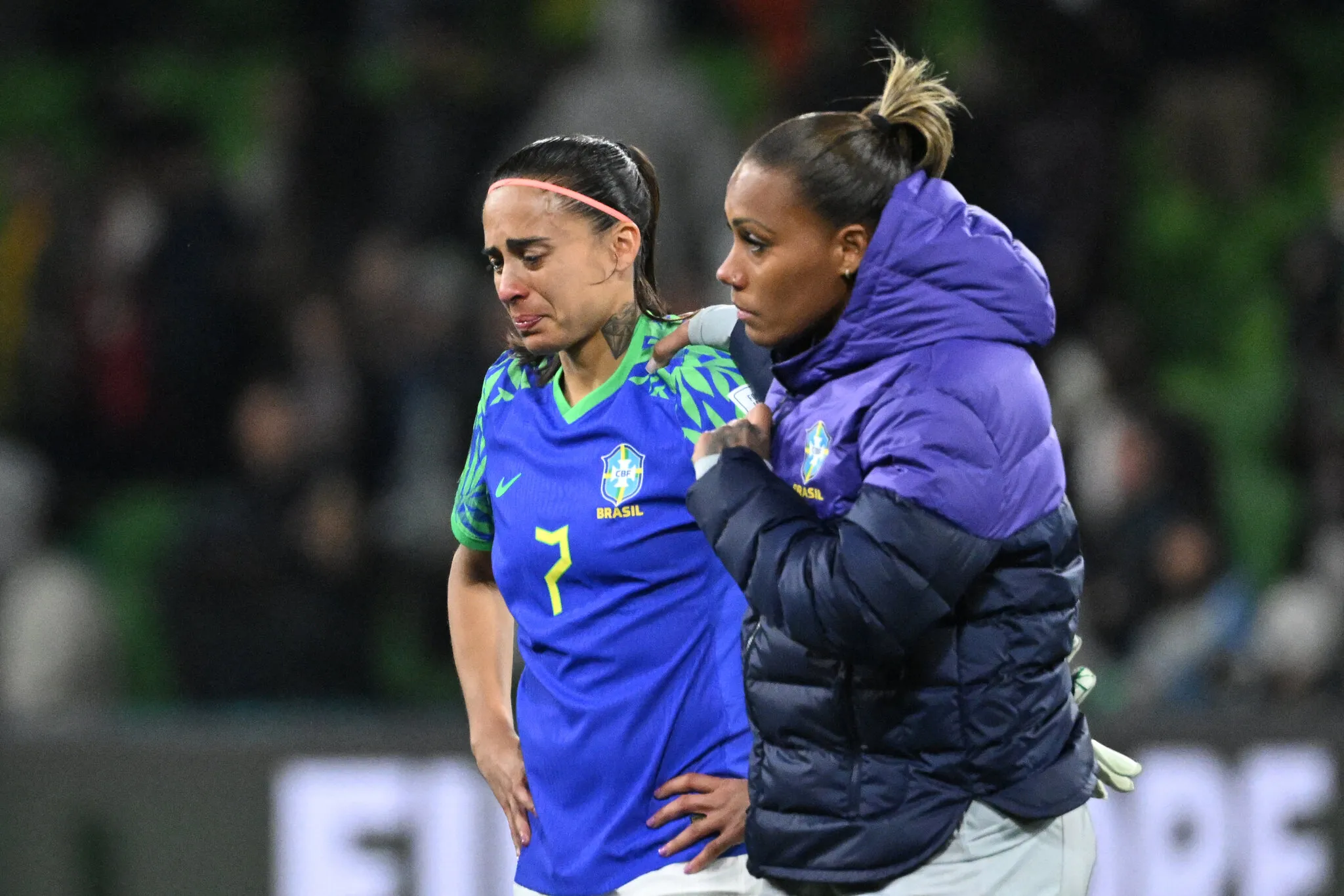 Jogadoras do Brasil choram após eliminação diante da Jamaica na Copa do Mundo feminina