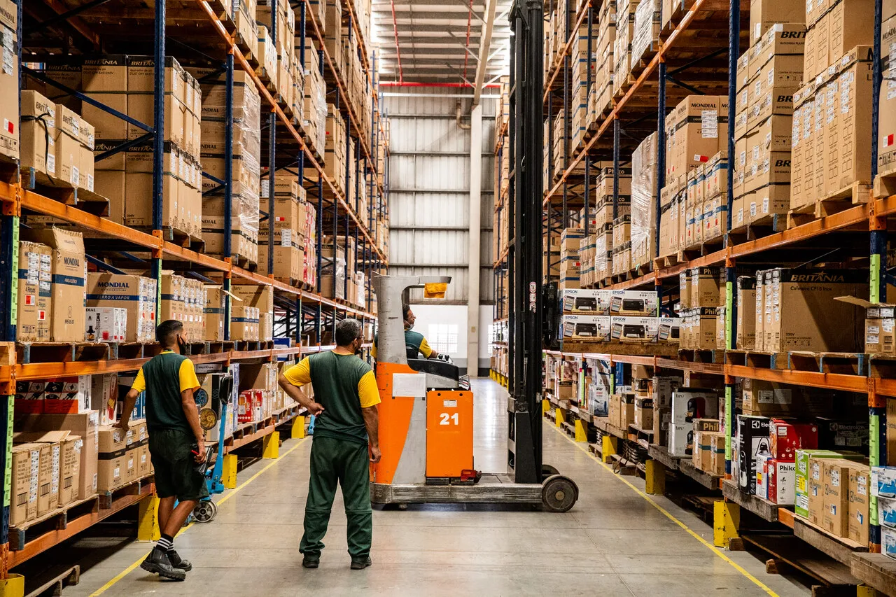 No dropshipping, o empreendedor anuncia o produto e vende, mesmo sem ter um estoque próprio, fazendo-se necessário recorrer ao estoque de um fornecedor