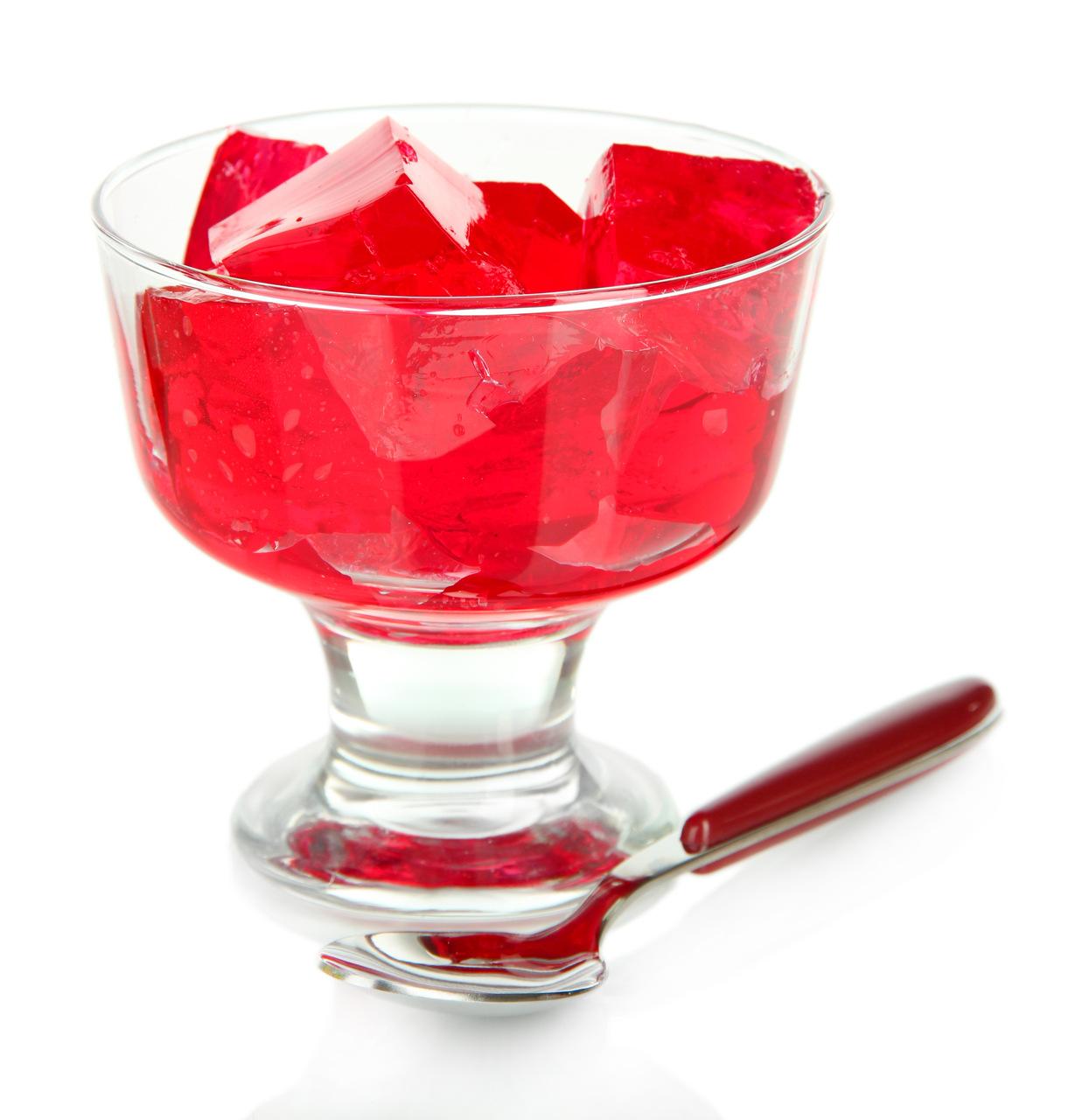 taça com gelatina vermelha e colher ao lado
