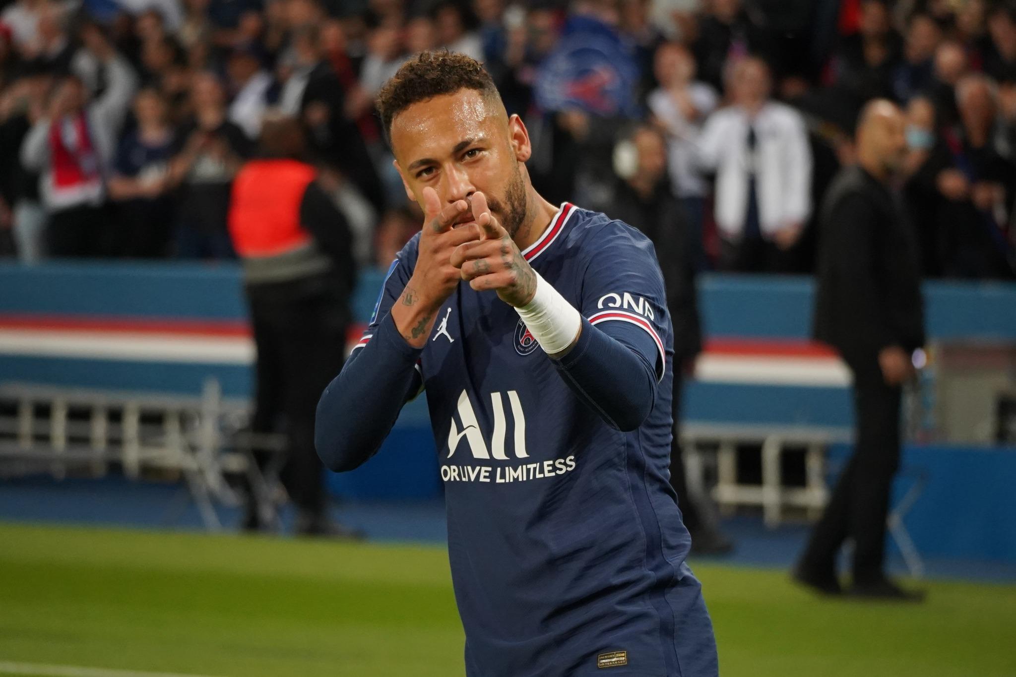 Neymar volta a jogar pelo PSG após seis meses parado e marca dois gols, Esporte