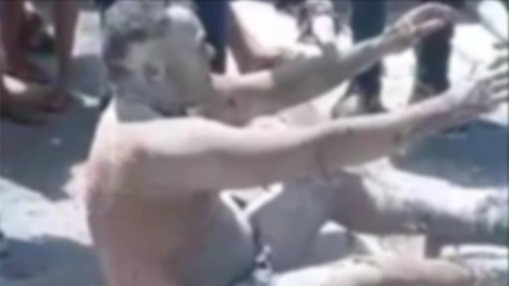 Esta imagem mostra print de vídeo em que homem aparece coberto por pó cinza após ter parte do corpo queimado ao atear fogo em local de trabalho da ex-companheira, no dia 2 de agosto de 2023, no bairro Vicente Pinzón, em Fortaleza, Ceará.