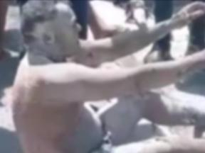 Esta imagem mostra print de vídeo em que homem aparece coberto por pó cinza após ter parte do corpo queimado ao atear fogo em local de trabalho da ex-companheira, no dia 2 de agosto de 2023, no bairro Vicente Pinzón, em Fortaleza, Ceará.