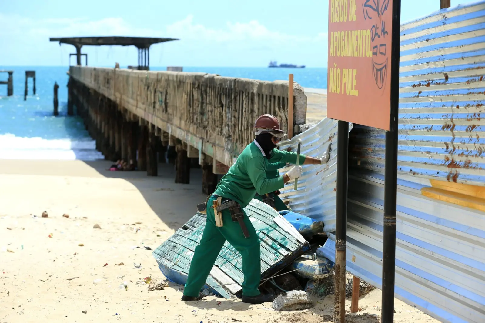 Operário instala tapumes na Ponte Velha
