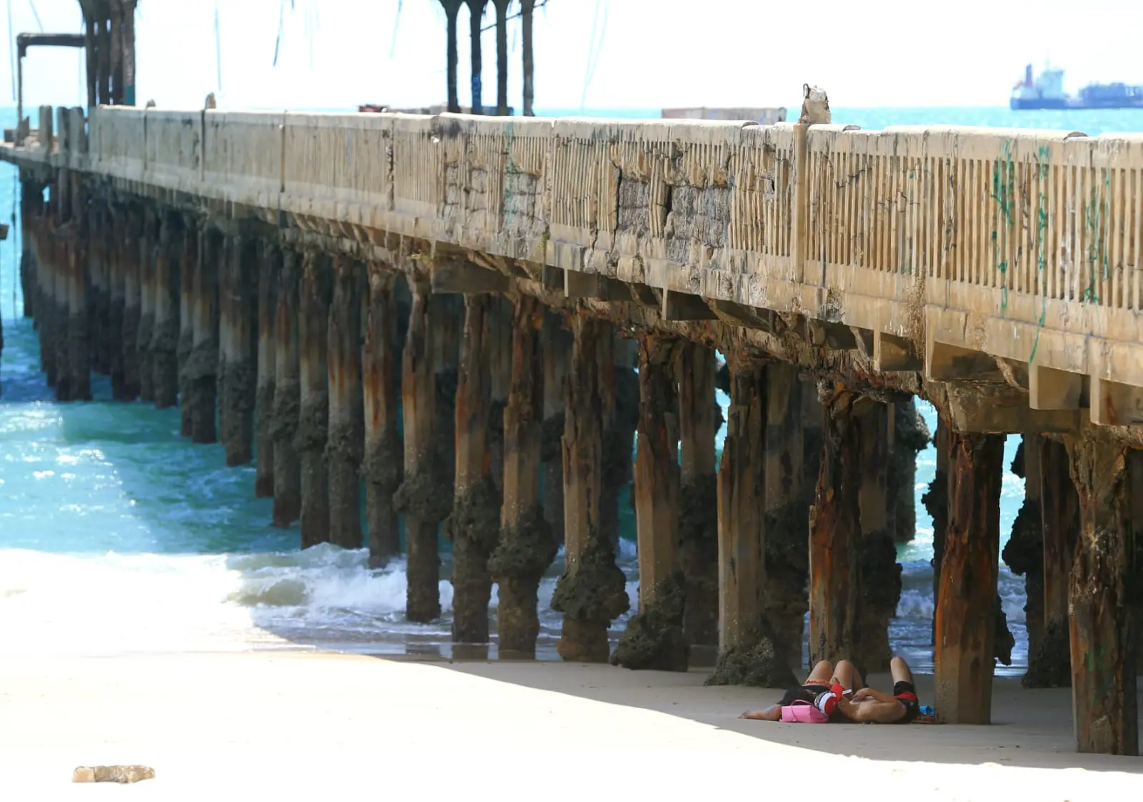 Casal observa a Ponte Velha
