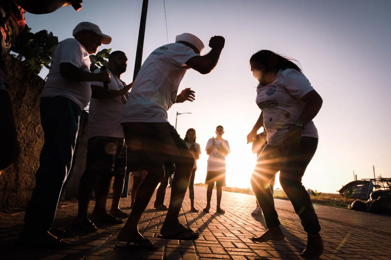 Dança do Coco acontece em duplas que se revezam passando por todo o grupo