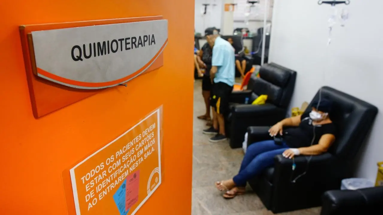 Sala de quimioterapia com pacientes oncológicos