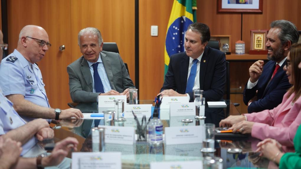 Mesa de diálogo com representantes do Governo Federal e do Governo do Estado