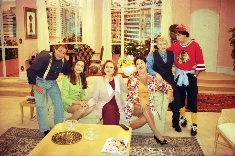 Aracy ao lado dos amigos de elenco de 'Sai de Baixo'