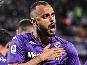 Arthur Cabral comemora gol pela Fiorentina