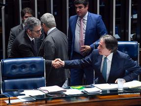 Presidente do Senado, Eunício Oliveira, cumprimenta o governador Romeu Zema