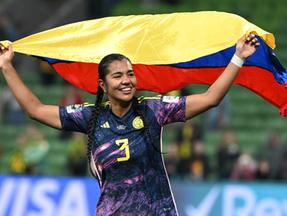 Imagem mostra jogadora de futebol da Colômbia