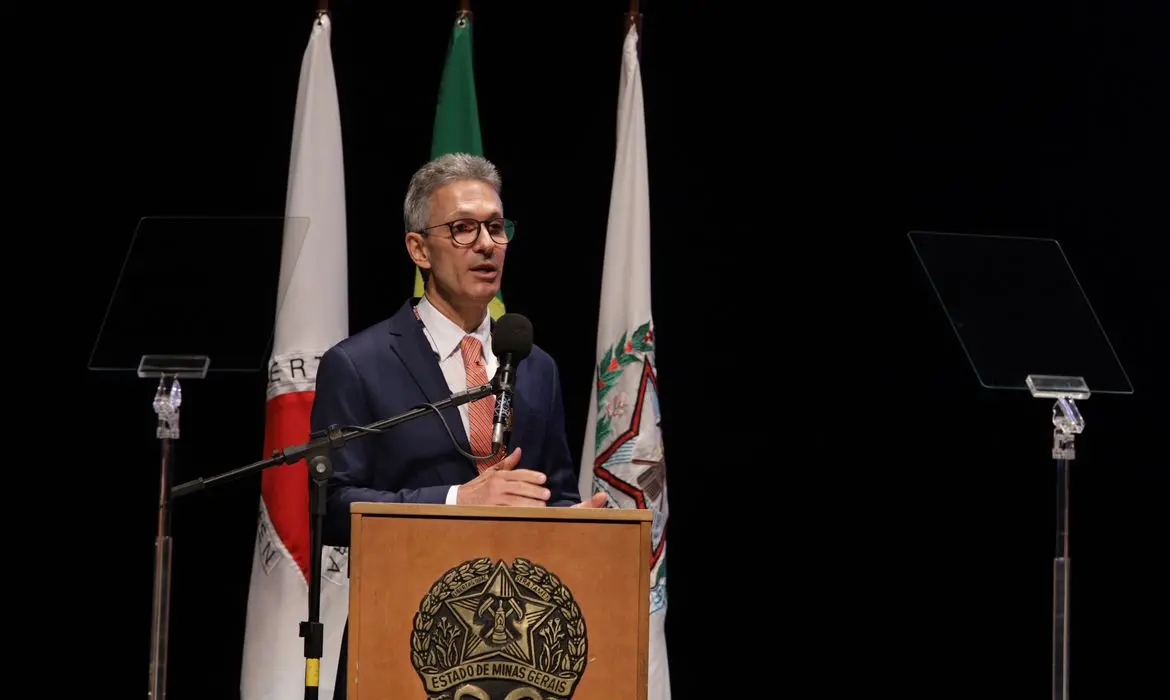 Foto de Romeu Zema discursando