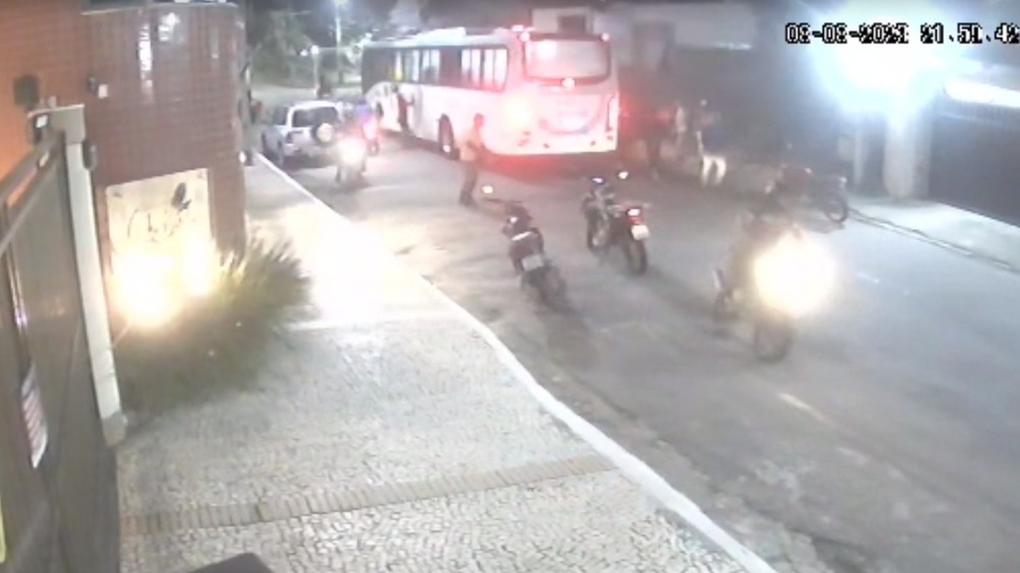 Imagem mostra print de vídeo de câmera de monitoramento que flagrou ataque de grupo de motociclista à ônibus em Fortaleza no dia 8 de agosto de 2023