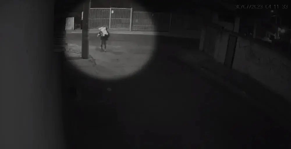 Momento em que suspeito de estuprar jovem entra no campo de futebol com ela foi flagrado por câmeras de segurança.