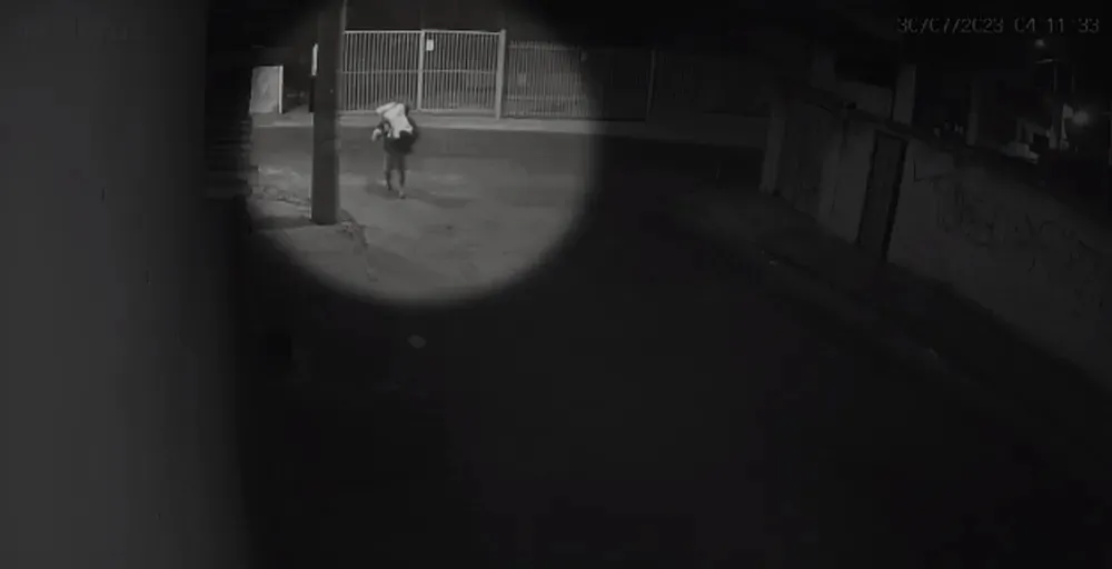 Momento em que suspeito de estuprar jovem entra no campo de futebol com ela foi flagrado por câmeras de segurança.