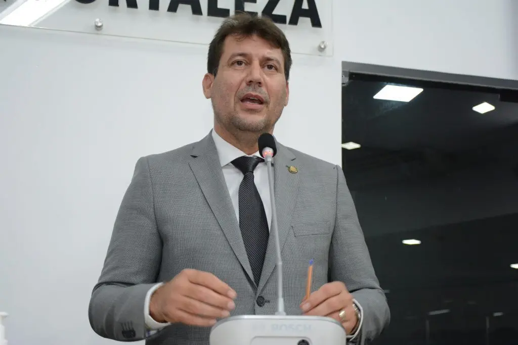 Foto de Lúcio Bruno na tribuna da Câmara