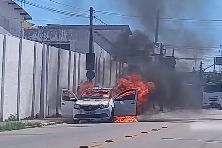 Veículo foi parado e incendiado por criminosos na Avenida Dr. Theberge