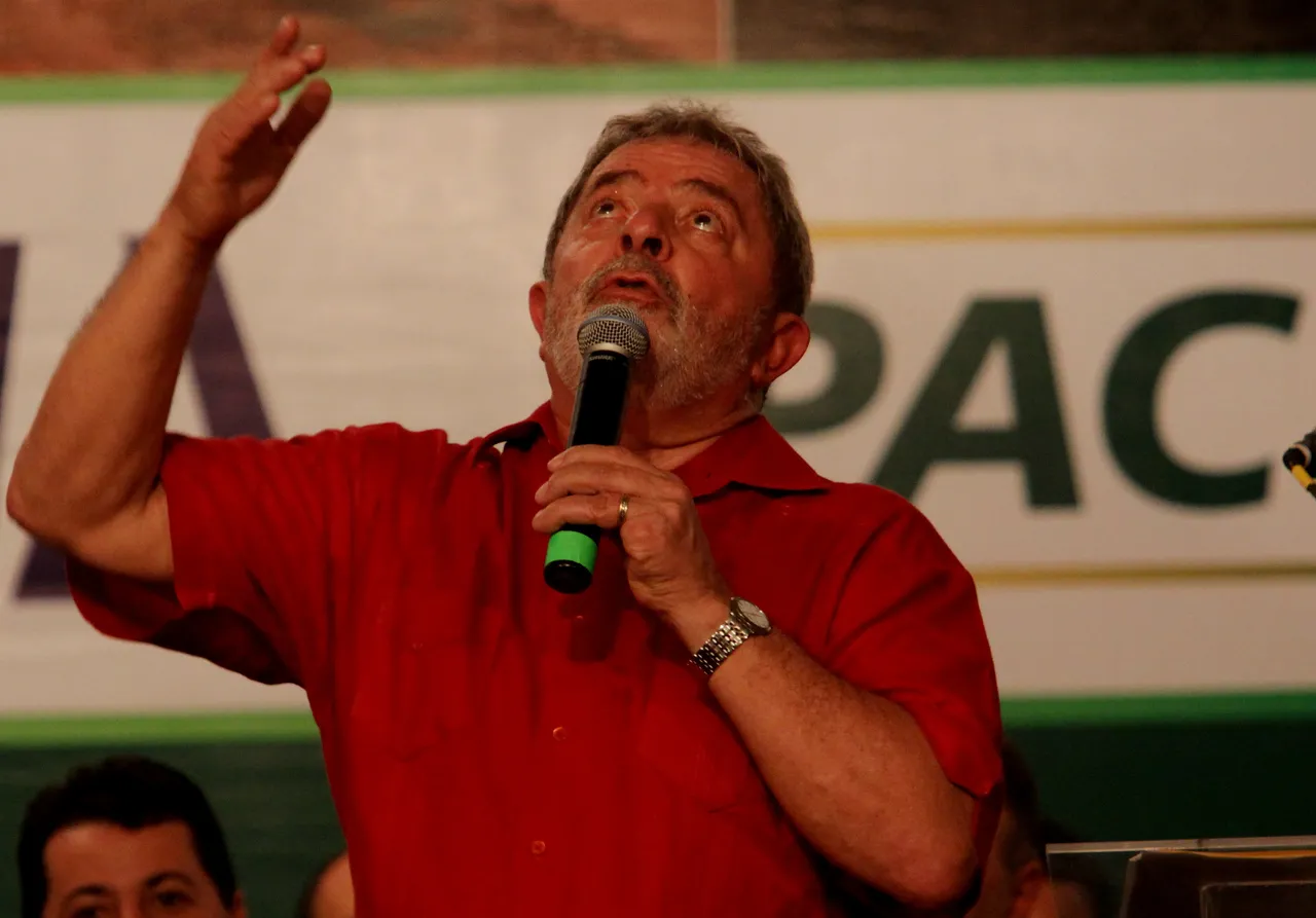 Presidente Lula inaugurando trecho da Transnordestina em 2010 no município de Missão Velha