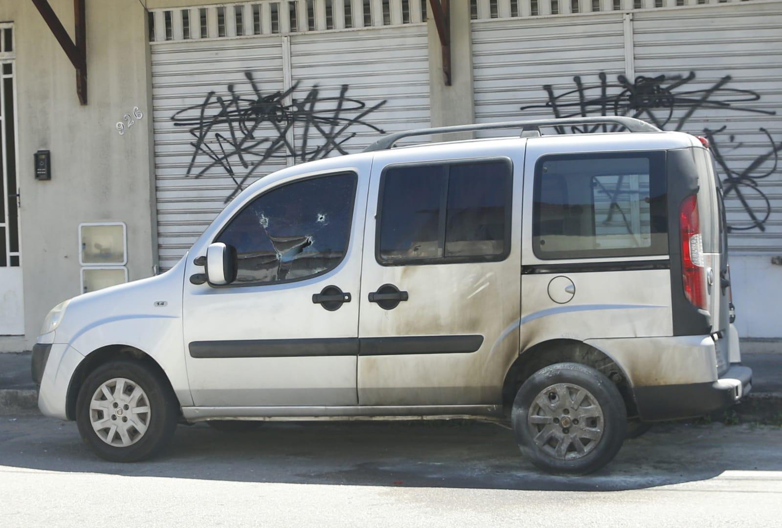 Imagem mostra carro baleado durante ataques registrados no dia 10 de agosto de 2023 no bairro Pirambu e região em Fortaleza