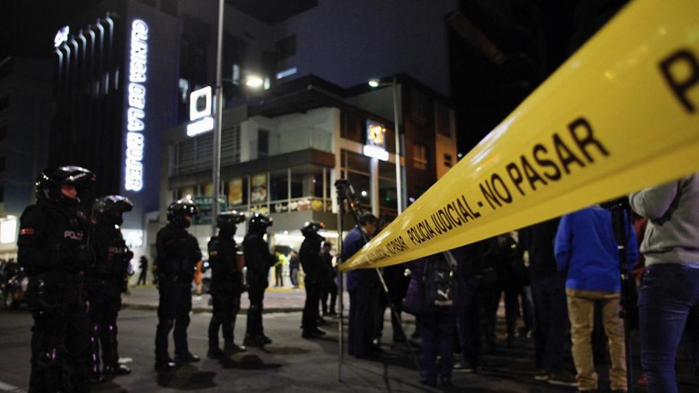 Policiais montam guarda do lado de fora do hospital para onde o candidato presidencial Fernando Villavicencio foi levado após ser baleado em um comício em Quito