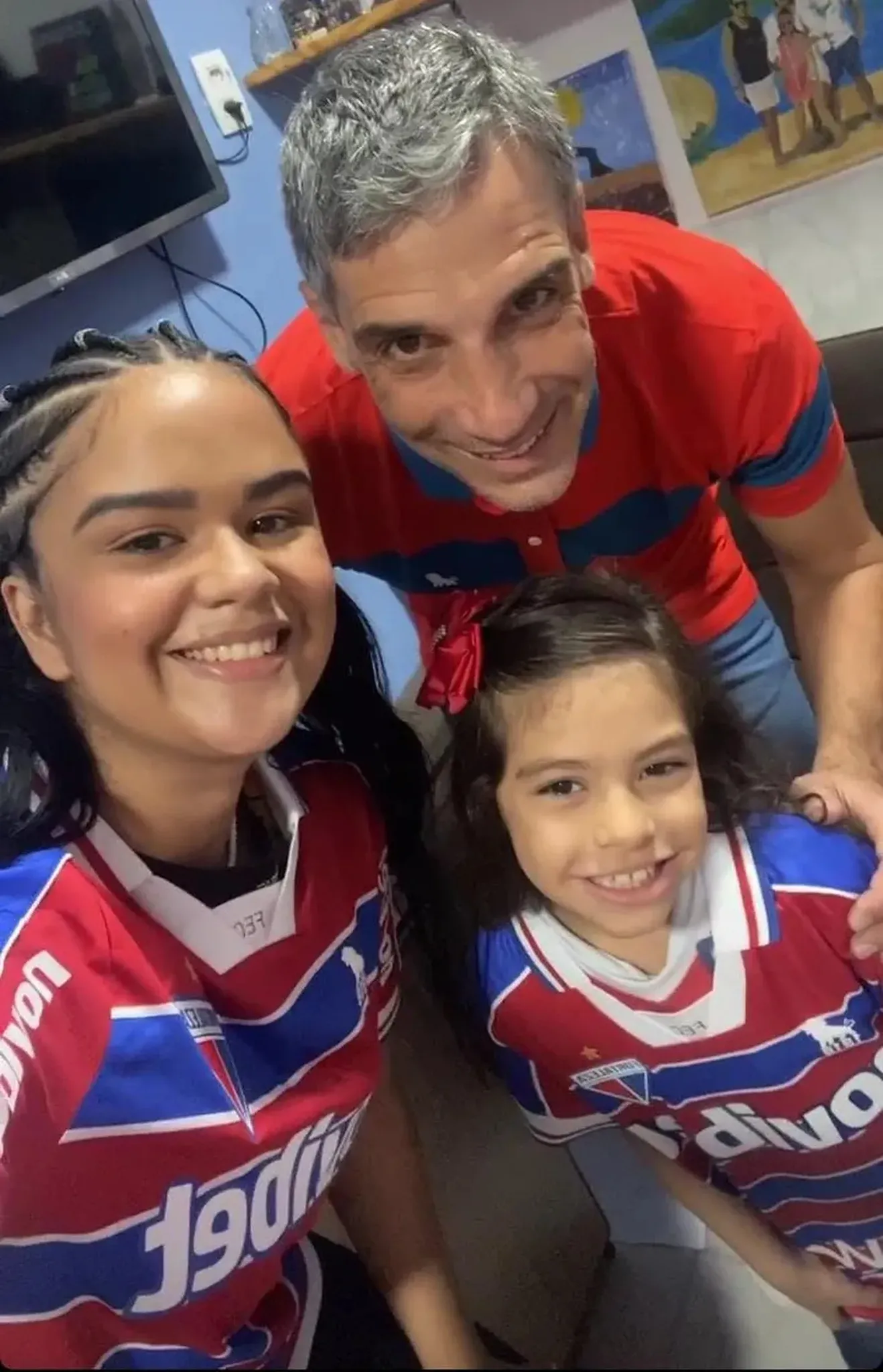 Vojvoda visita escola de Maria Cecília, torcedora que desenhou escudo do Fortaleza em prova