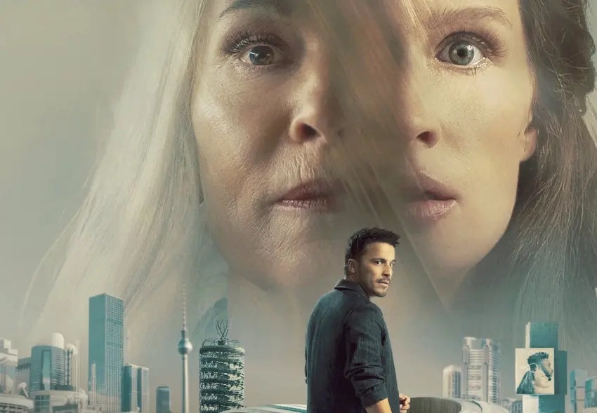 Rosto de duas mulheres são misturados numa imagem. Parte de uma idosa branca de cabelos brancos e olhos claros, parte de uma mulher jovem, de cabelos escuros e olhos claros. Entre elas, a imagem de um homem jovem, vestindo paletó