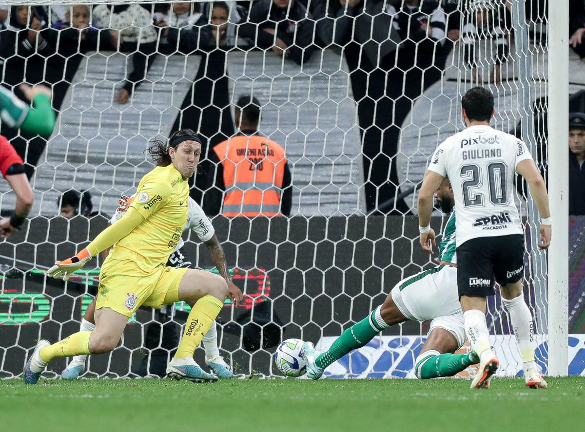 Corinthians bate Coritiba de virada e chega a 11 jogos invicto