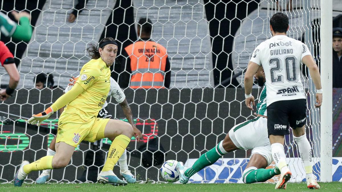 Entre Cássio e Weverton, quem pega mais pênaltis?