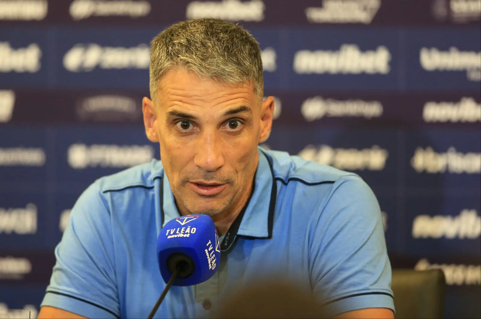 Imagem mostra técnico de futebol