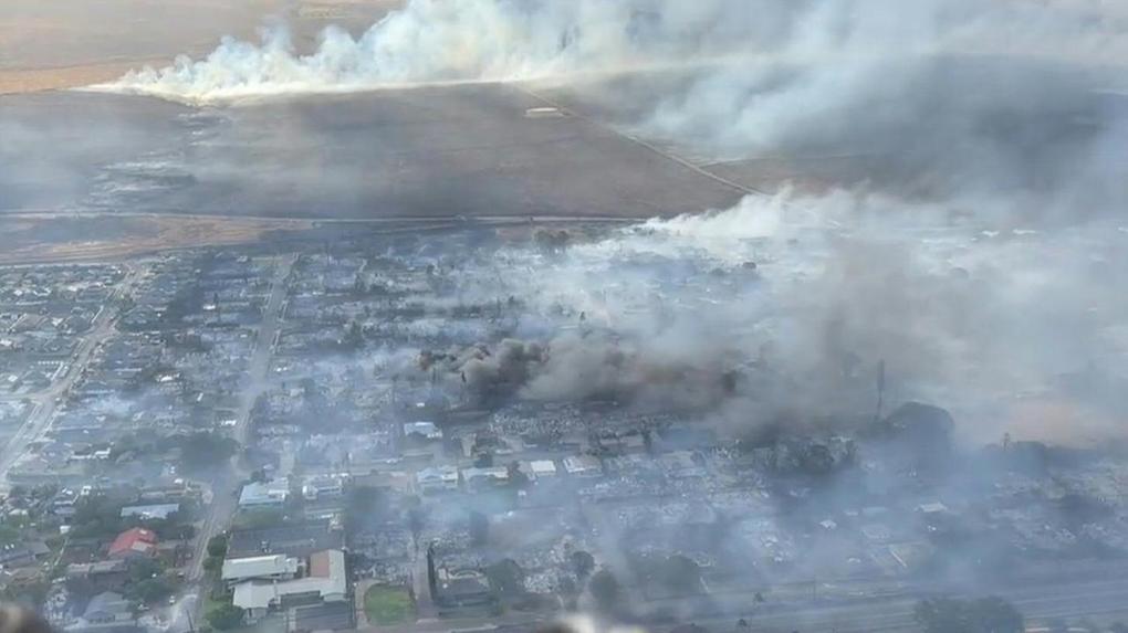 Região do Havaí destruída por incêndios florestais