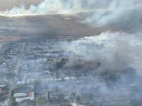 Região do Havaí destruída por incêndios florestais