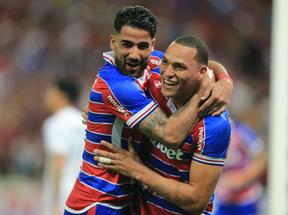 Titi e Brítez comemoram gol do Fortaleza
