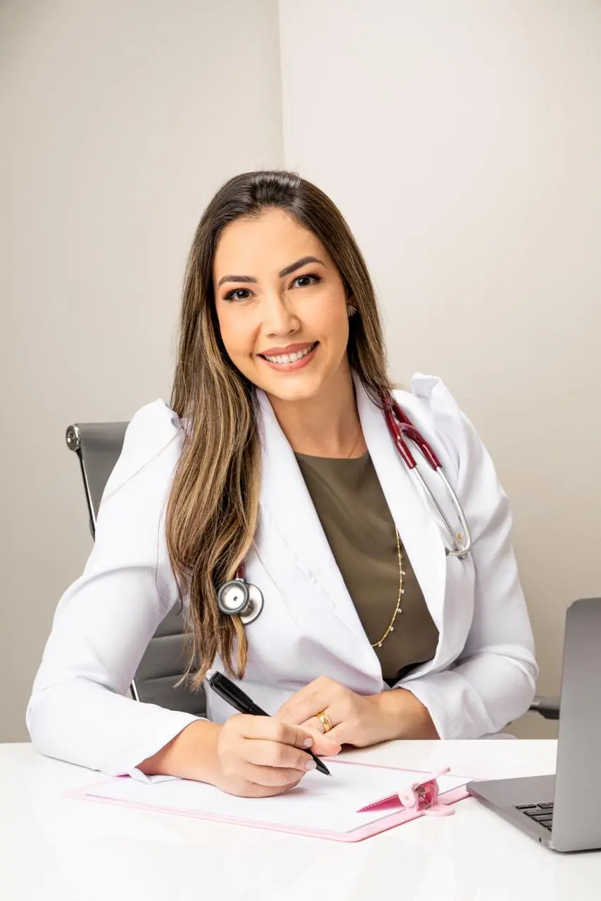 Rayana Cafe é pediatra e membra da sociedade brasileira de pediatria