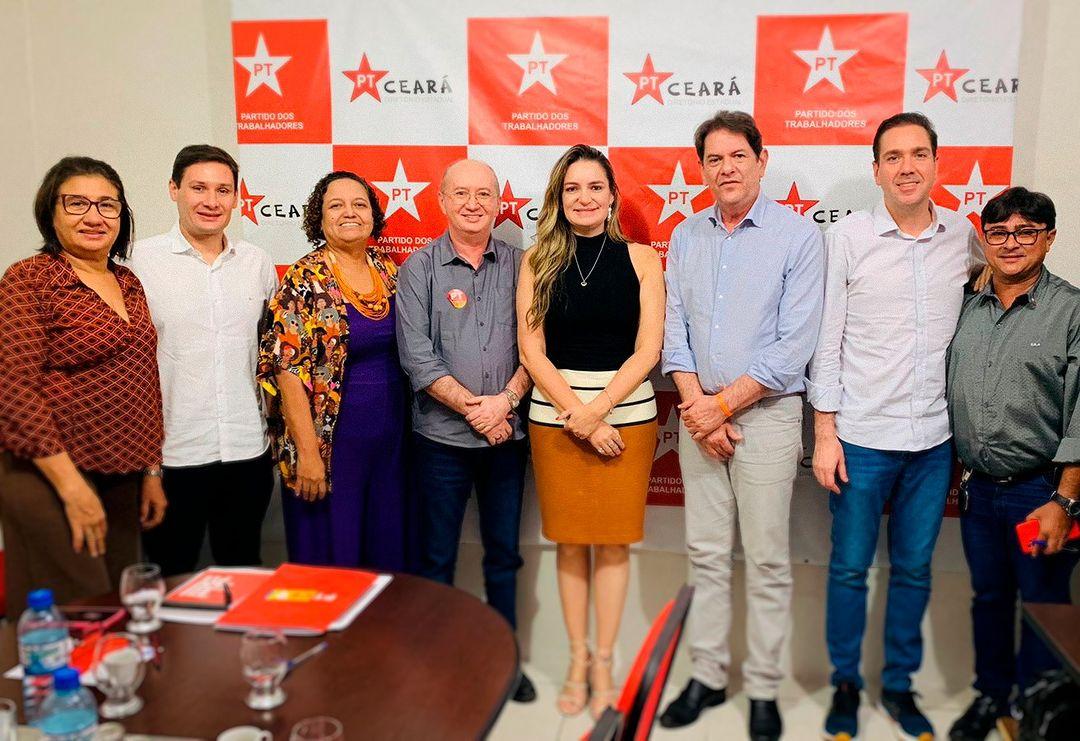 Cid Gomes visita sede do PT Ceará