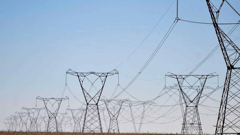 Foto de torres de rede de distribuição elétrica