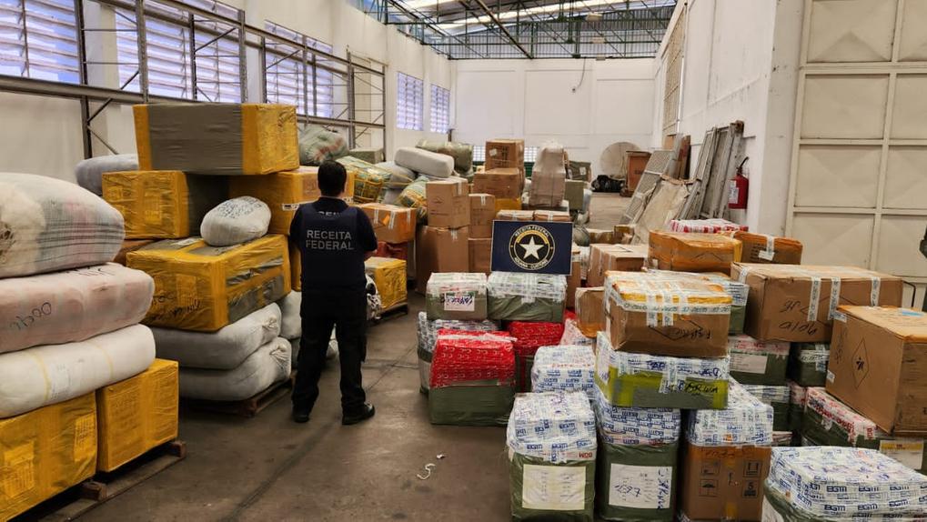 Caminhão baú com R$ 3,5 milhões em produtos contrabandeados é apreendido em Penaforte