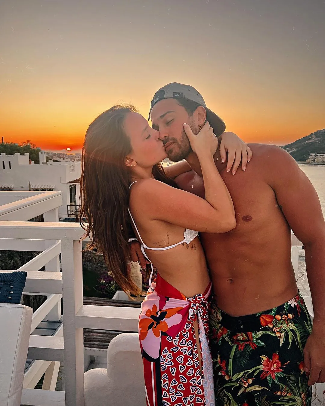 Larissa esbanja romantismo com o amado nas redes sociais