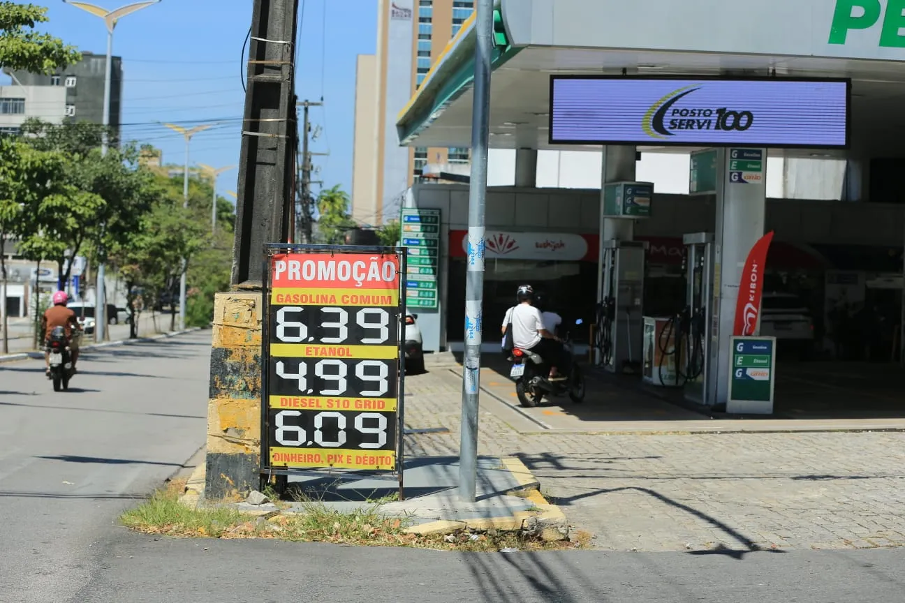 Na tarde dessa quarta (16), logo após o anúncio de reajuste, os postos já praticavam valores acima de R$ 6 pelo litro da gasolina