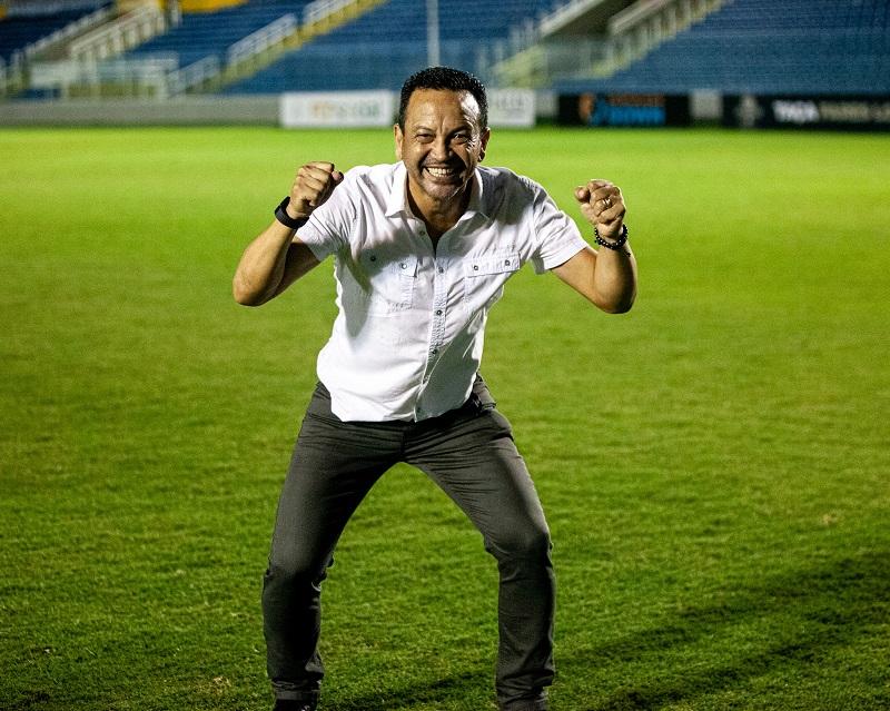 Imagem mostra técnico de futebol