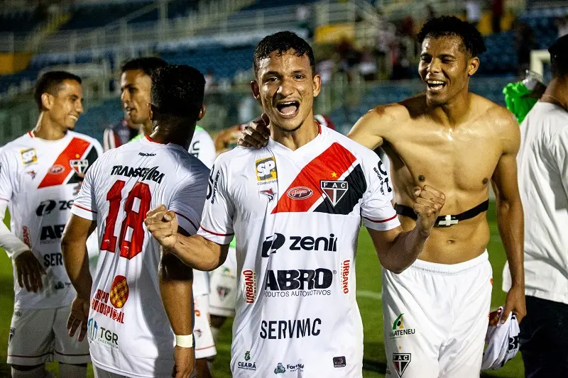 Imagem mostra jogadores de futebol