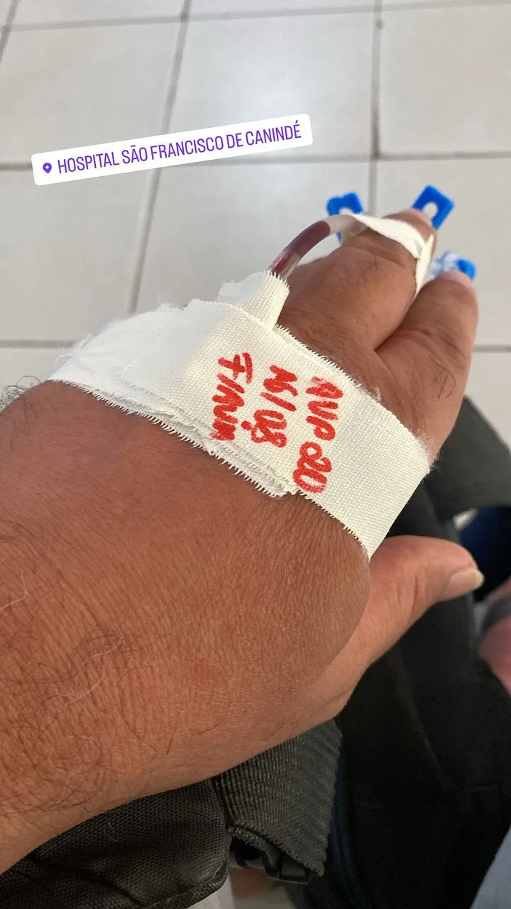 Cantor publicou foto tomando medicação