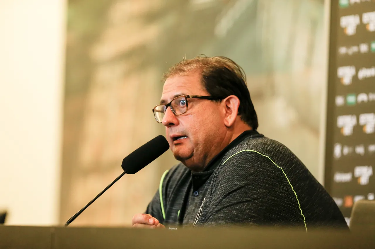 Guto Ferreira ainda não repetiu uma formação do Vovô em 9 jogos e tem 44% de aproveitamento