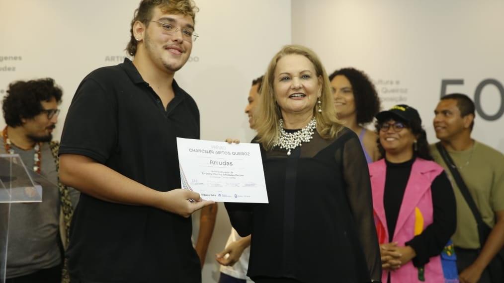 Lenise Queiroz Rocha entrega o Prêmio Chanceler Airton Queiroz ao artista plástico Arrudas