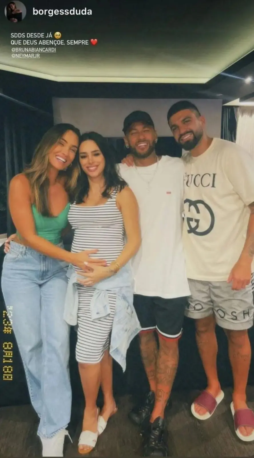 Neymar e Bruna Biancardi posam ao lado dos amigos Duda Borges e Ayrton Pinheiro em reunião realizado em Paris no dia 18 de agosto de 2023