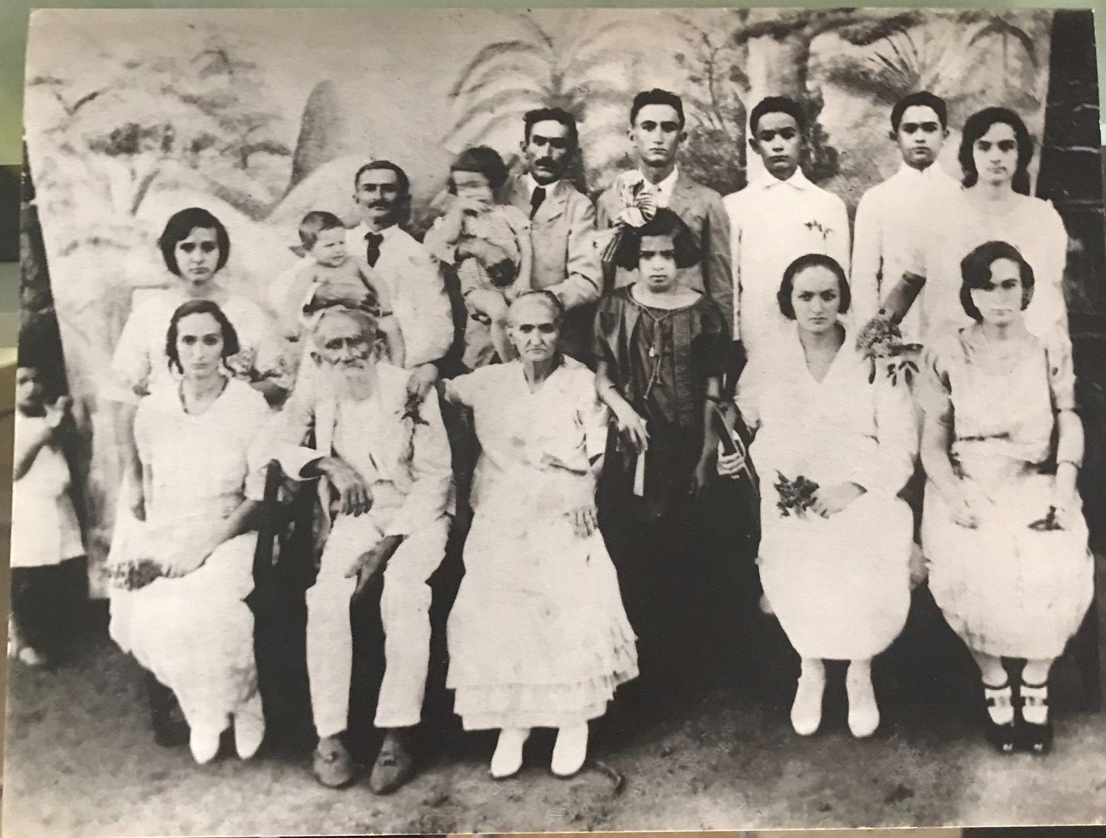 Família Batista registrada por um fotógrafo japonês em 1923, em Várzea Alegre, no Ceará