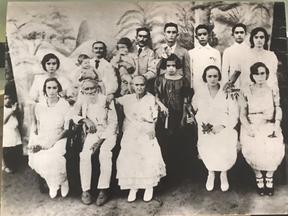Família Batista registrada por um fotógrafo japonês em 1923, em Várzea Alegre, no Ceará