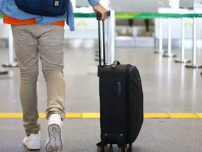 pessoa levando mala em aeroporto