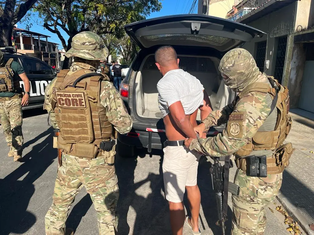Após alguns minutos de perseguição, o suspeito foi interceptado na Avenida B, no bairro José Walter, em Fortaleza